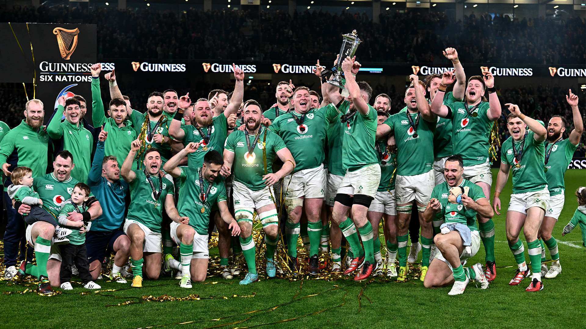 意媒:吉达联合紧追萨拉赫,利物浦锁定小基耶萨